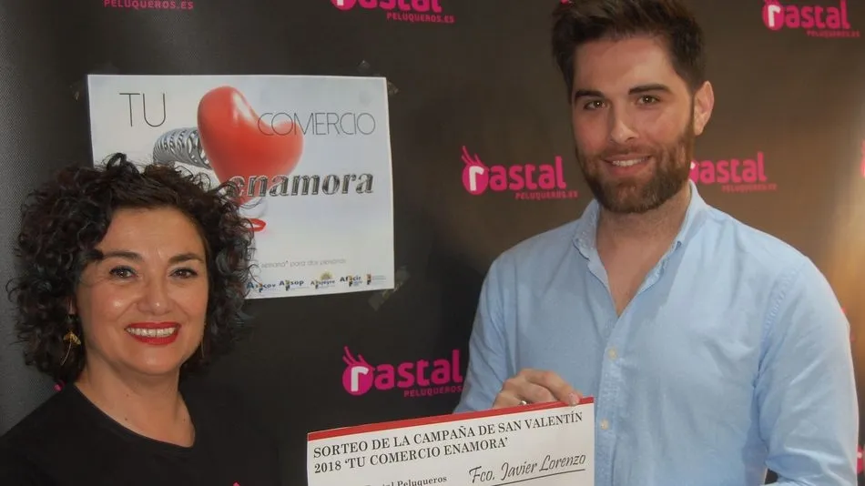 Francisco Javier Lorenzo recibe el cheque con el premio.