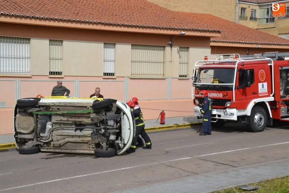 Foto 10 - Una mujer de 77 a&ntilde;os resulta herida al volcar en la Avenida de Sefarad el veh&iacute;culo que conduc&iacute;a  
