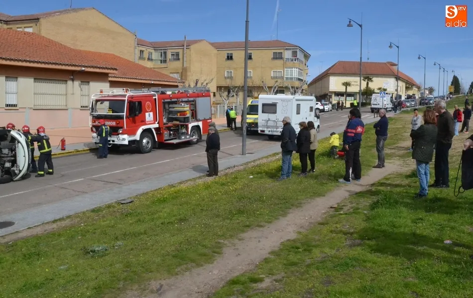 Foto 11 - Una mujer de 77 a&ntilde;os resulta herida al volcar en la Avenida de Sefarad el veh&iacute;culo que conduc&iacute;a  