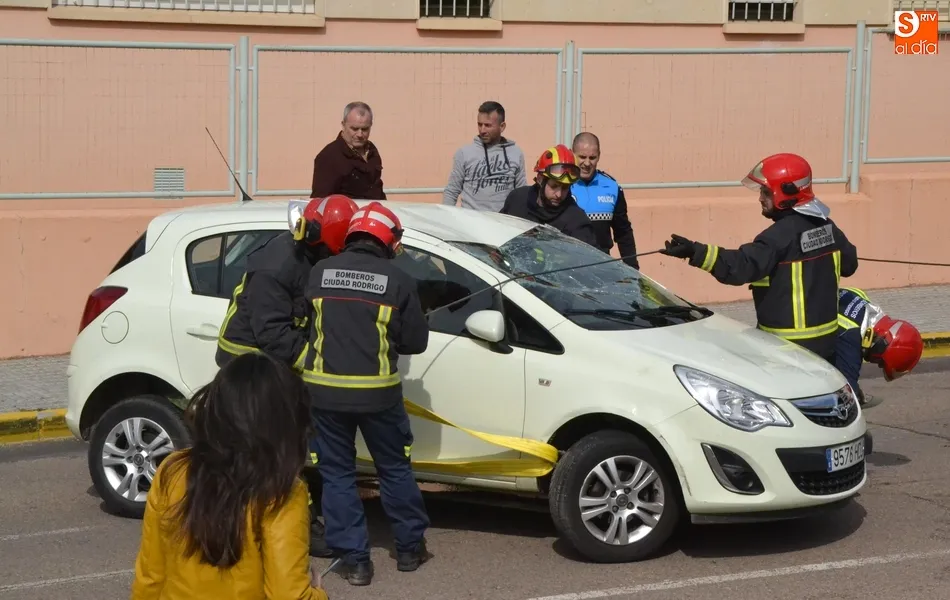 Foto 9 - Una mujer de 77 a&ntilde;os resulta herida al volcar en la Avenida de Sefarad el veh&iacute;culo que conduc&iacute;a  