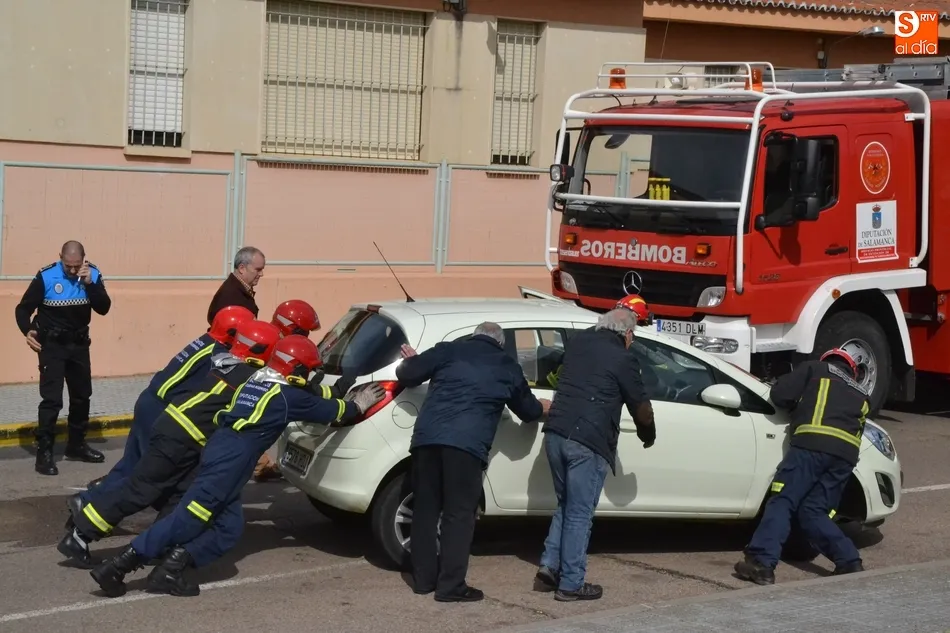 Foto 8 - Una mujer de 77 a&ntilde;os resulta herida al volcar en la Avenida de Sefarad el veh&iacute;culo que conduc&iacute;a  