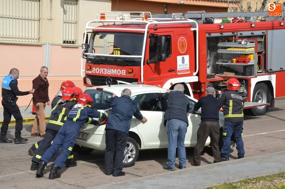 Foto 7 - Una mujer de 77 a&ntilde;os resulta herida al volcar en la Avenida de Sefarad el veh&iacute;culo que conduc&iacute;a  