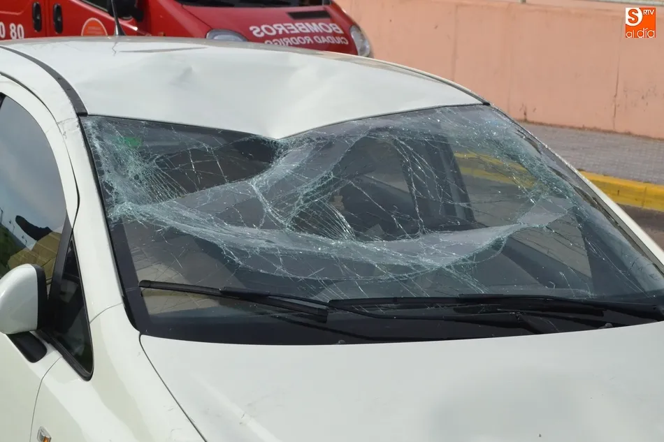 Foto 5 - Una mujer de 77 a&ntilde;os resulta herida al volcar en la Avenida de Sefarad el veh&iacute;culo que conduc&iacute;a  