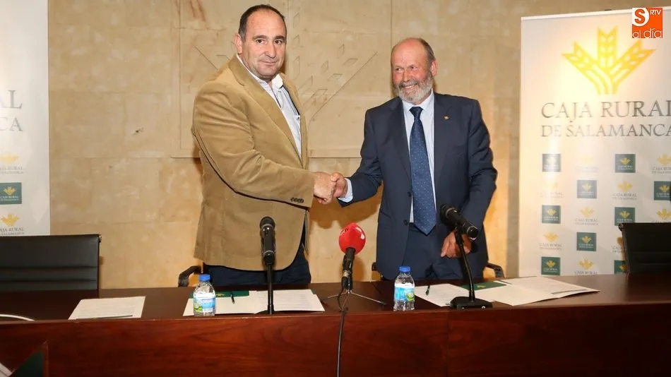 Blázquez y Moronta escenifican el acuerdo con un apretón de manos tras la pertinente firma del convenio. Fotos: Alberto Martín