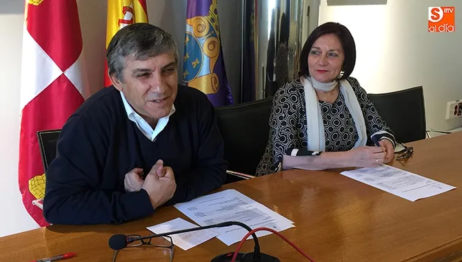 La alcaldesa de Peñaranda, Carmen Ávila y el concejal de Hacienda Isidro Rodríguez presentaba los datos del servicio de agua de 2017