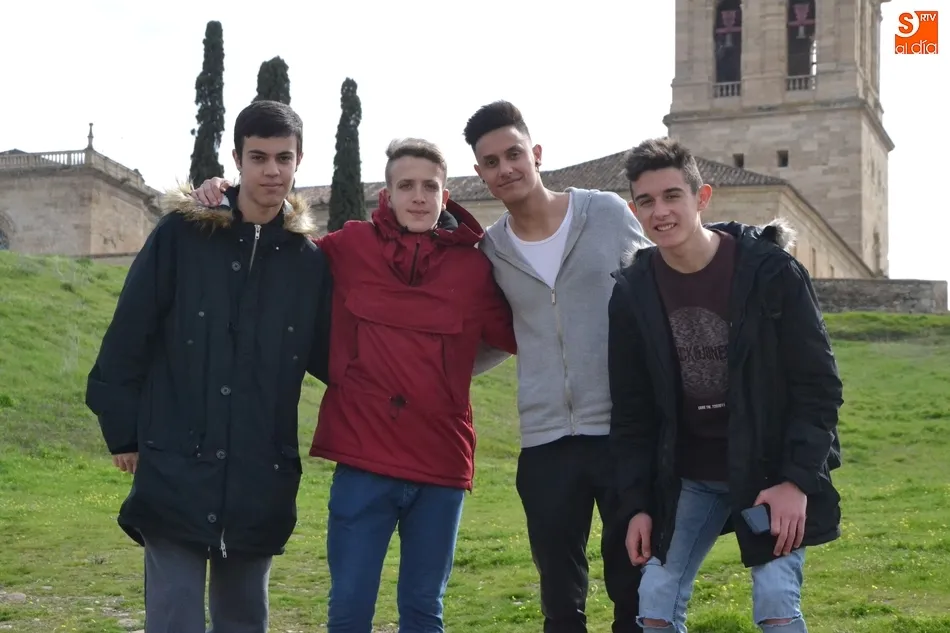 Eh, sácanos una foto: Unos espectadores más  