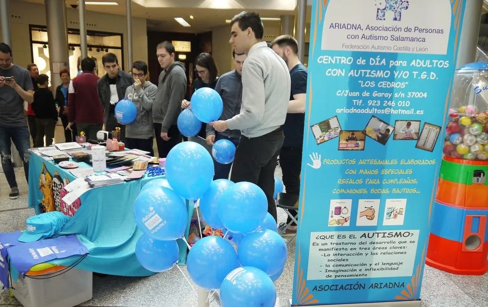 Foto 2 - &lsquo;Rompamos juntos barreras por el autismo&rsquo; en el CC El Tormes