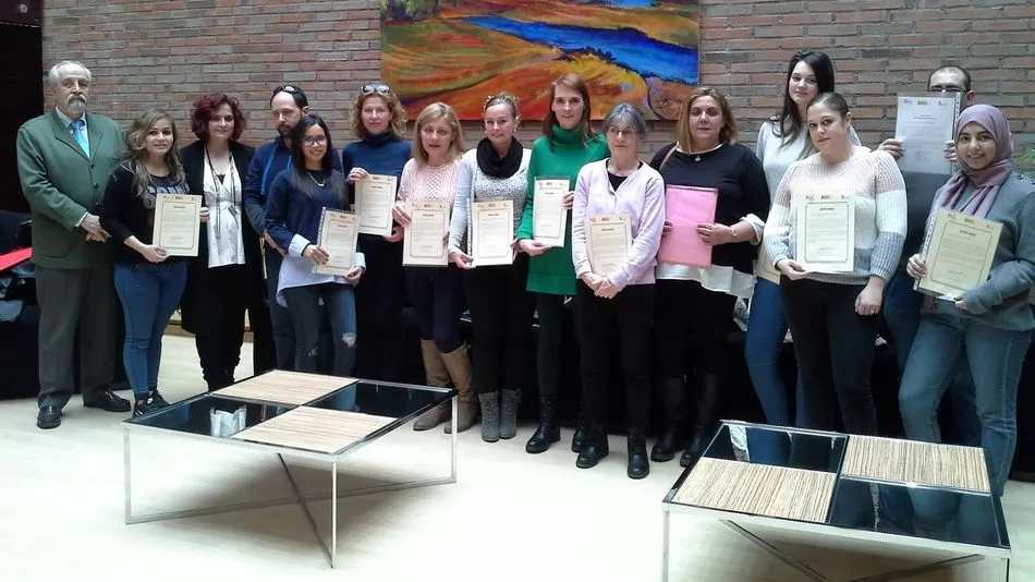 El gerente, con los alumnos, tras la entrega de diplomas.