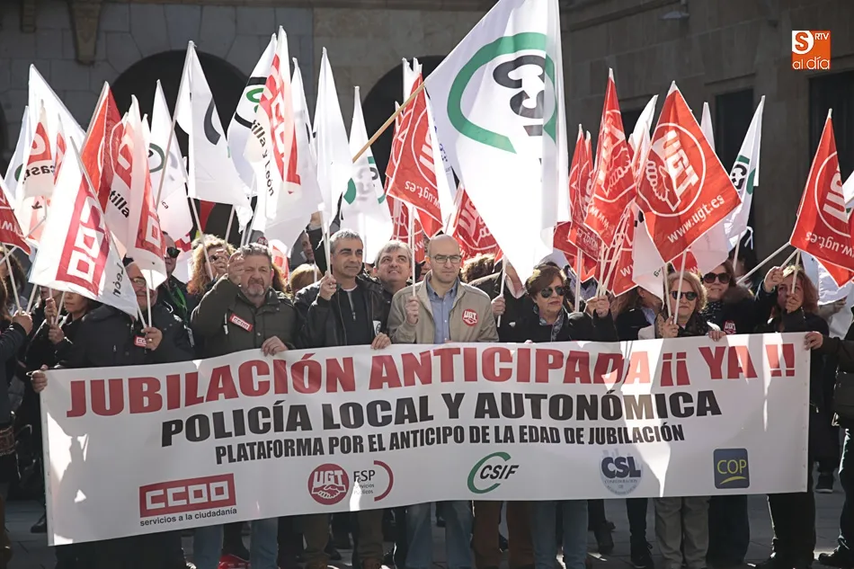Foto 5 - Los polic&iacute;as locales vuelven a cortar la Gran V&iacute;a para exigir la jubilaci&oacute;n anticipada a los 60...