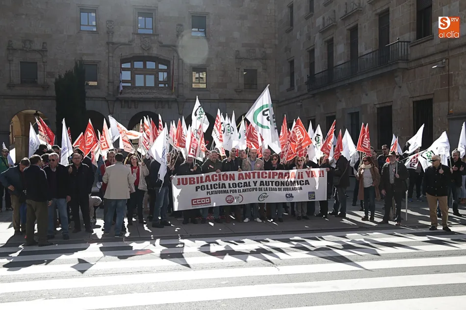 Foto 4 - Los polic&iacute;as locales vuelven a cortar la Gran V&iacute;a para exigir la jubilaci&oacute;n anticipada a los 60...