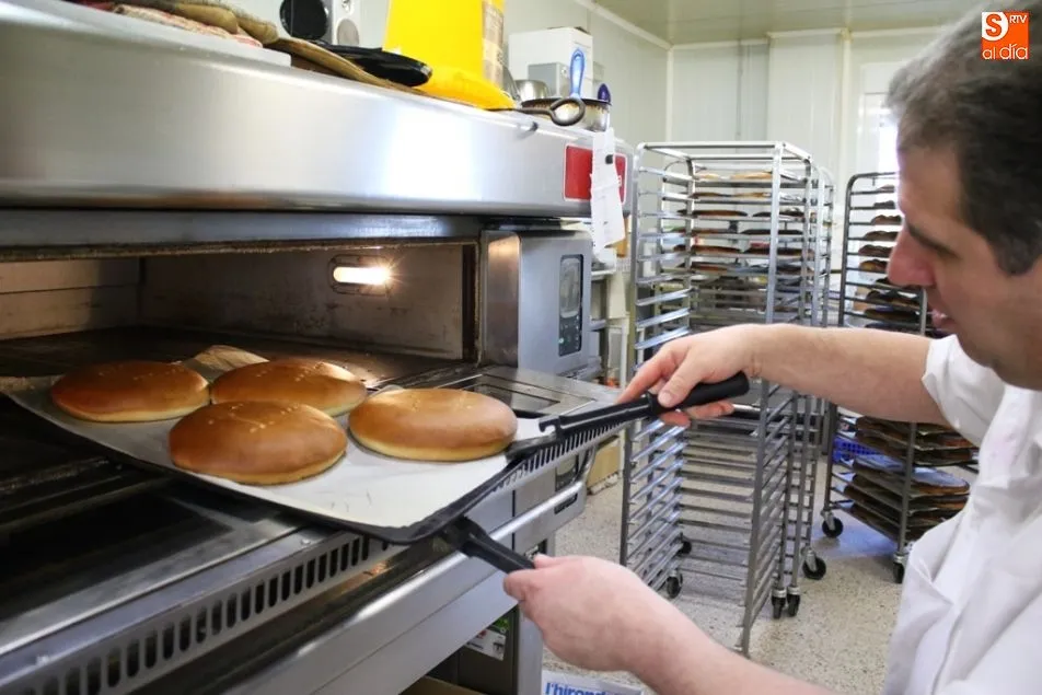 Issac, padre e hijo, elaboran estos días hornazos dulces y salados