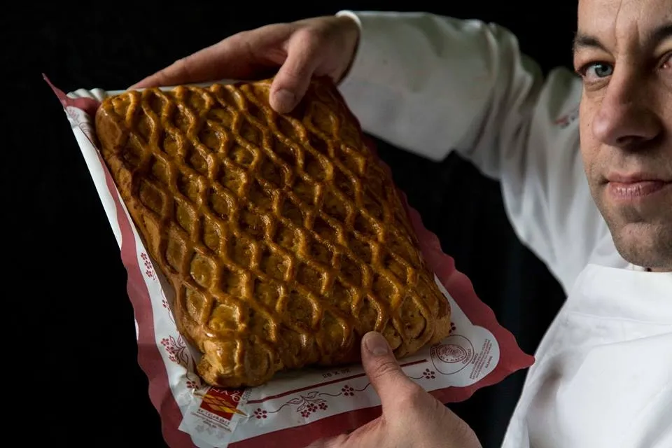 Marcos Hernández, de Pastelerías La Madrileña, con un hornazo marca de garantía