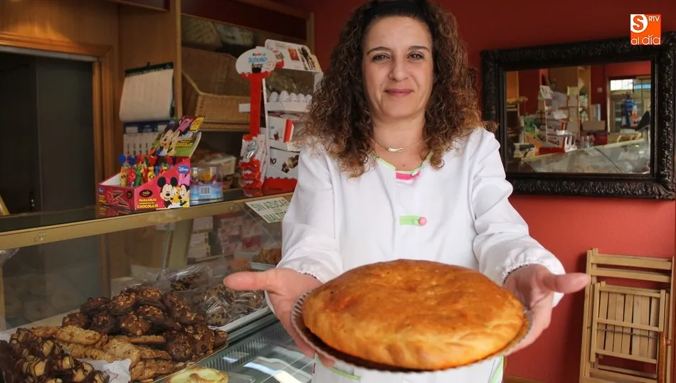 En la Casa del Pan II se elabora de forma artesanal el rico hornazo salmantino. Foto: Miguel Corral