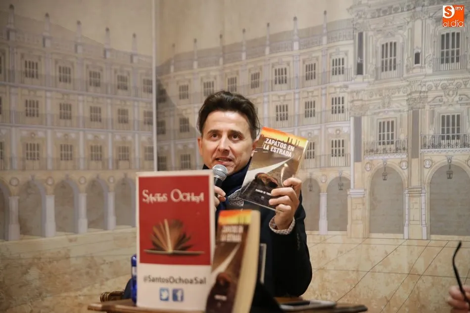 Foto 3 - Carlos de Tom&aacute;s trae su &uacute;ltima novela a Salamanca a trav&eacute;s de Santos Ochoa