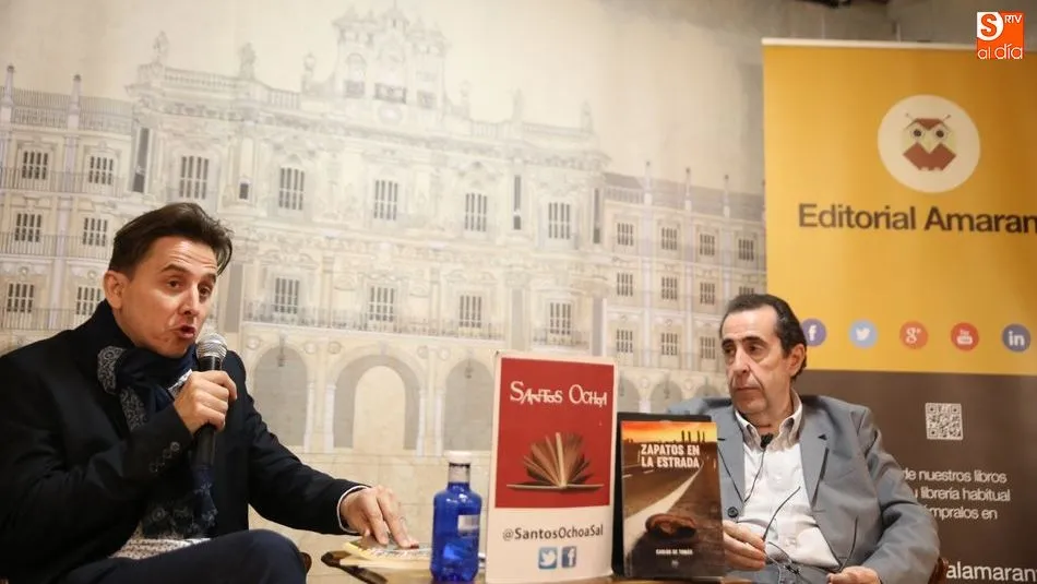 De Tomás se dirige a los asistentes en presencia del responsable editorial. Fotos: Alberto Martín