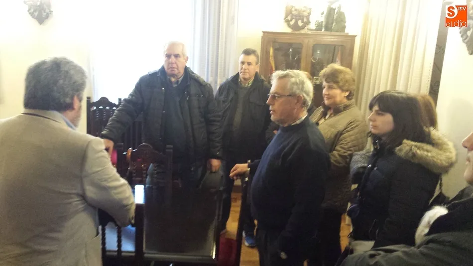 Imagen del encuentro improvisado que hubo en la mañana del miércoles entre el alcalde y varios vecinos a raíz de los problemas en la expedición del DNI