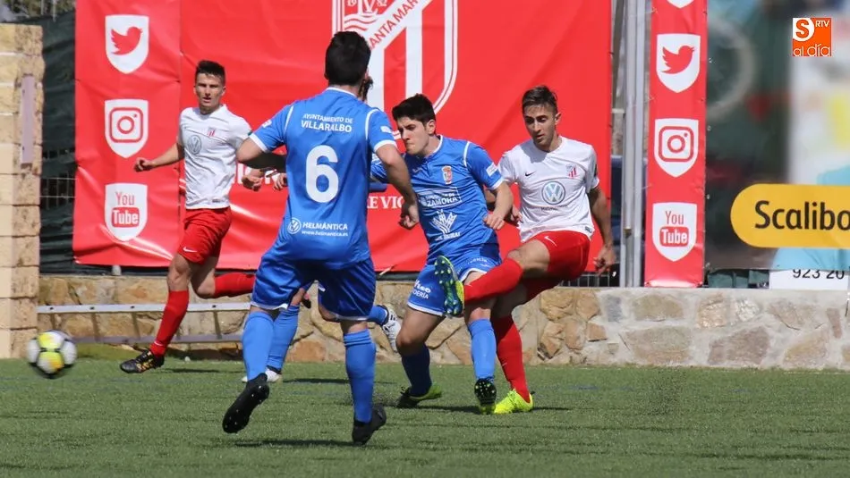 Un jugador del Santa Marta da un pase ante la presión de un rival. Fotos: Alberto Martín