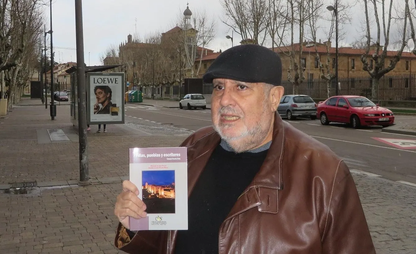 Enrique Viloria Vera mostrando su nueva publicación en Salamanca