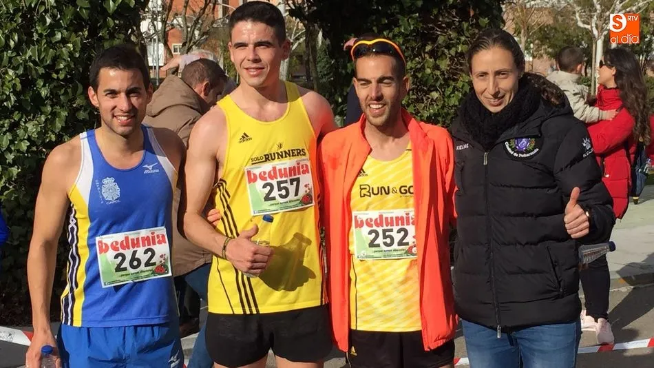 Codesal (centro), flanqueado por los corredores que le acompañaron en el podio y por la concejal de Deportes, Pilar García.