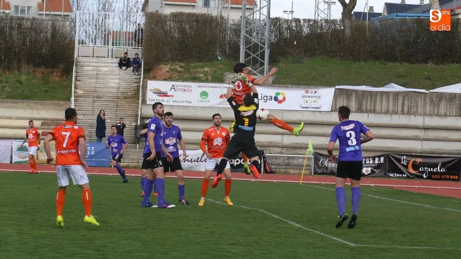 El portero visitante arrebata un balón a Carlos de la Nava en un espectacular salto. Fotos: Alberto Martín.