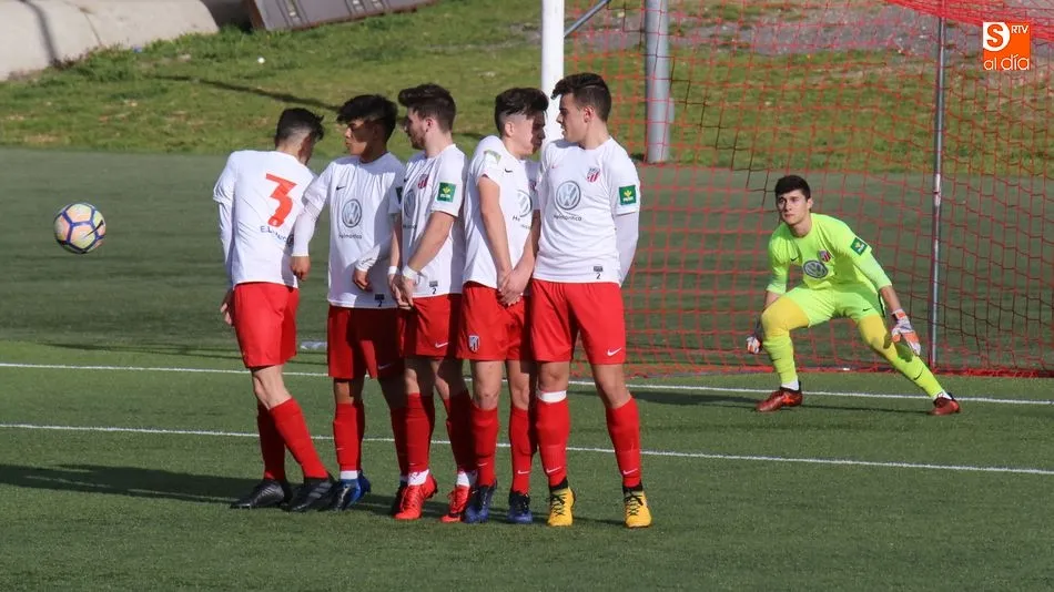 El portero tormesino coloca la barrera en una falta berciana al borde del área. Fotos: Alberto Martín