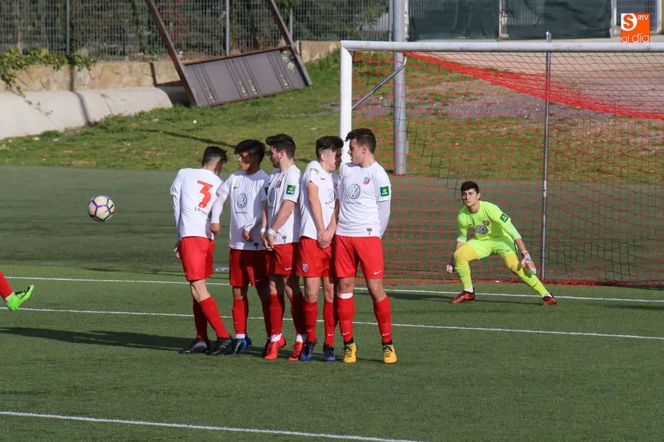 Foto 10 - El Bembibre derrota al Santa Marta en la Regional Juvenil y presiona a Unionistas, que empata en...