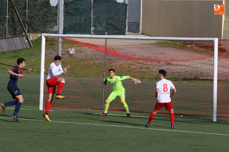 Foto 8 - El Bembibre derrota al Santa Marta en la Regional Juvenil y presiona a Unionistas, que empata en...