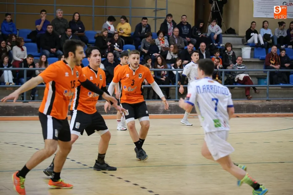 Foto 9 - El Ecubus Ciudad de Salamanca celebra la permanencia con su afici&oacute;n con un merecido triunfo ante...