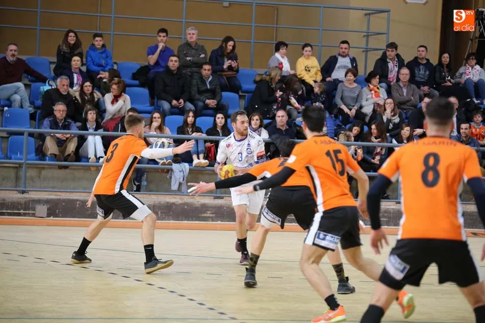 Foto 8 - El Ecubus Ciudad de Salamanca celebra la permanencia con su afici&oacute;n con un merecido triunfo ante...