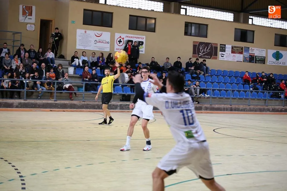 Foto 7 - El Ecubus Ciudad de Salamanca celebra la permanencia con su afici&oacute;n con un merecido triunfo ante...