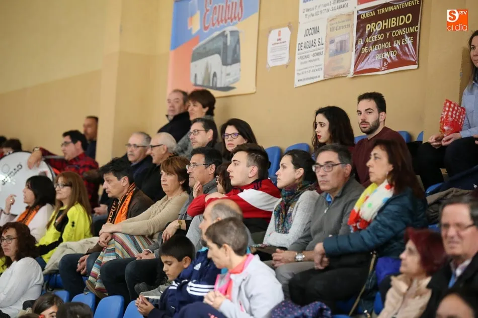 Foto 5 - El Ecubus Ciudad de Salamanca celebra la permanencia con su afici&oacute;n con un merecido triunfo ante...