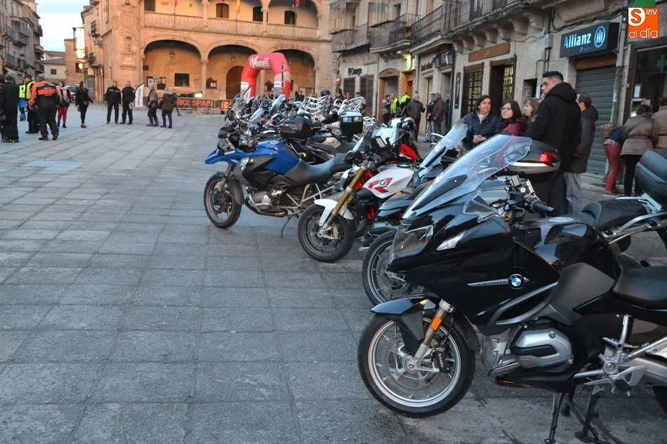 Foto 10 - Los moteros llenan la Plaza Mayor tras disfrutar de una gran jornada por la provincia sin...