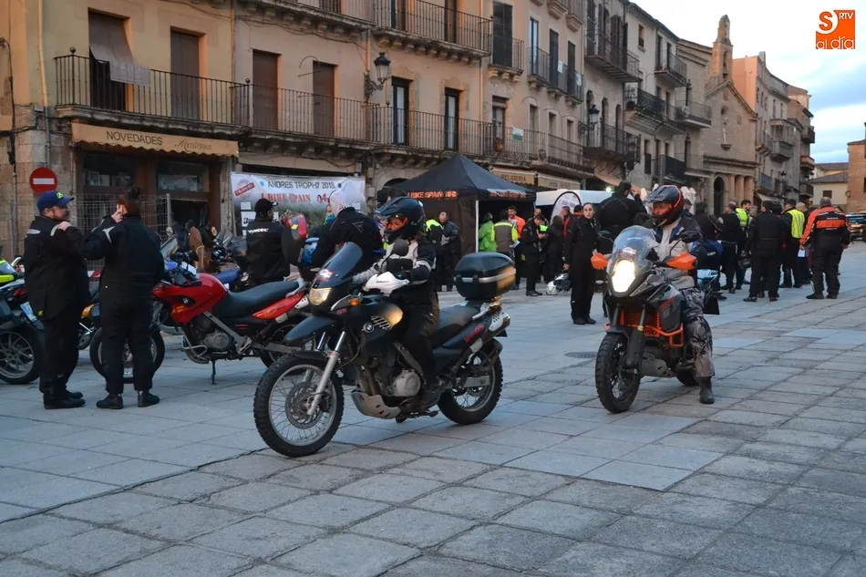 Foto 11 - Los moteros llenan la Plaza Mayor tras disfrutar de una gran jornada por la provincia sin...