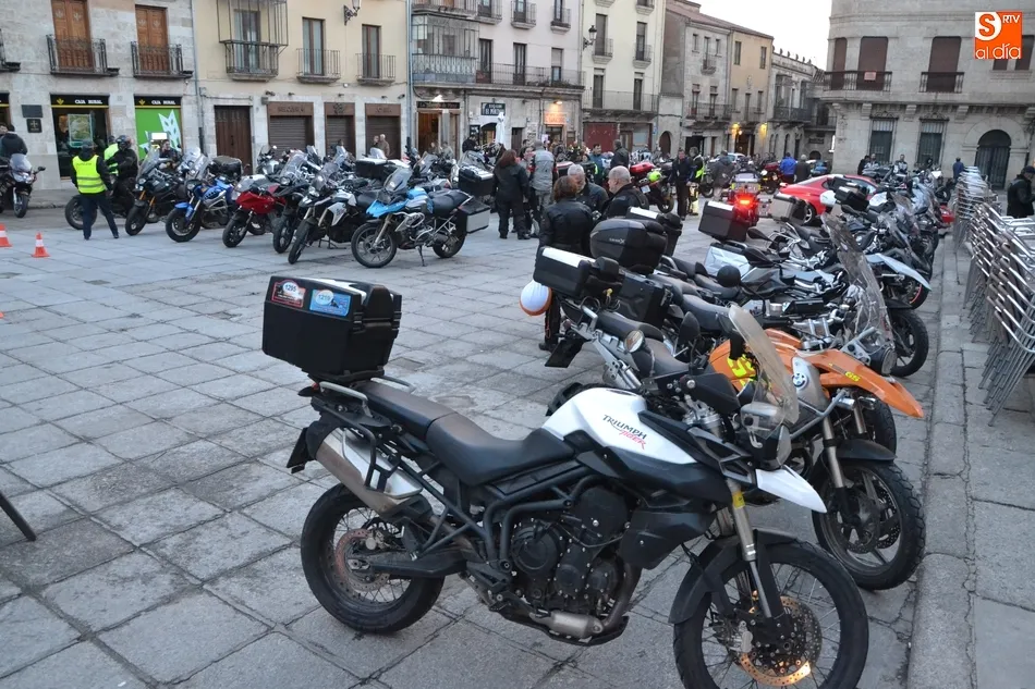 Foto 4 - Los moteros llenan la Plaza Mayor tras disfrutar de una gran jornada por la provincia sin...