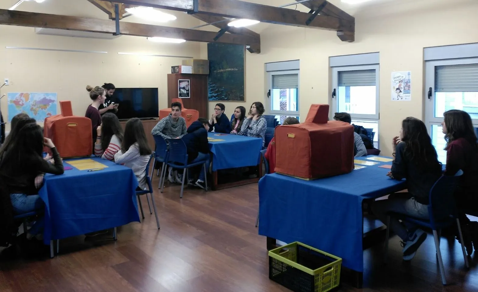 Foto 2 - Un grupo de j&oacute;venes se enfrenta en el Espacio i a una Escape Room  
