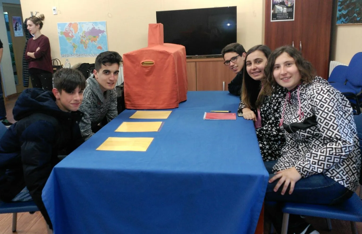 Foto 5 - Un grupo de j&oacute;venes se enfrenta en el Espacio i a una Escape Room  
