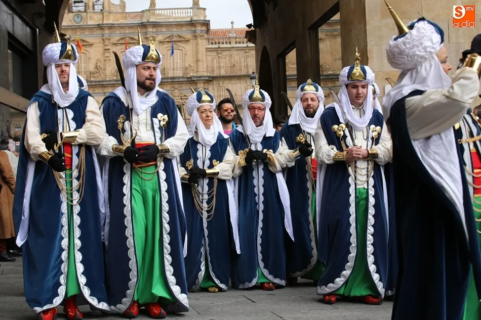 Desfile de Moros y Cristianos partiendo desde la Plaza Mayor de Salamanca. Foto: Alberto Martín