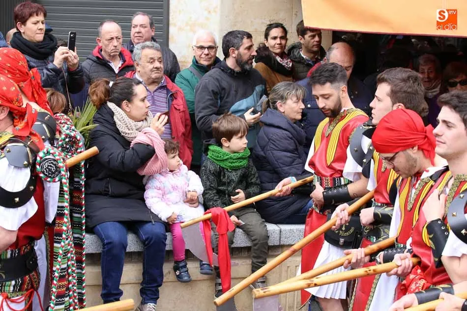 Foto 11 - Salamanca se contagia del ambiente festivo de las Fallas con el desfile de Moros y Cristianos
