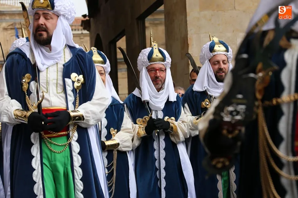 Foto 9 - Salamanca se contagia del ambiente festivo de las Fallas con el desfile de Moros y Cristianos