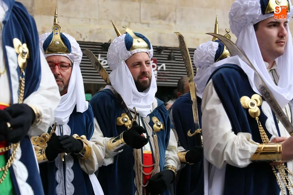 Foto 8 - Salamanca se contagia del ambiente festivo de las Fallas con el desfile de Moros y Cristianos