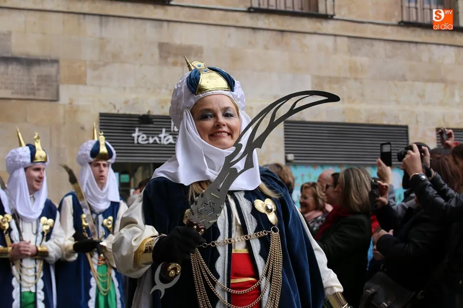Foto 3 - Salamanca se contagia del ambiente festivo de las Fallas con el desfile de Moros y Cristianos