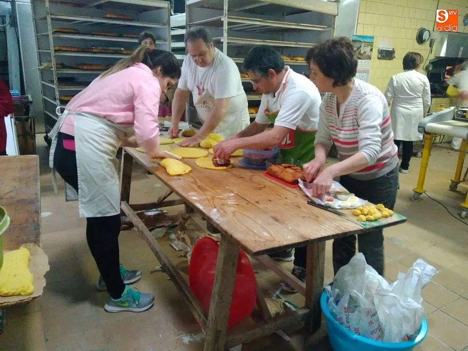 Foto 6 - Los guijuelenses, con las manos en la masa