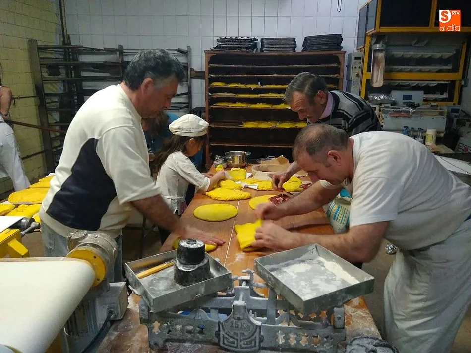 Foto 3 - Los guijuelenses, con las manos en la masa