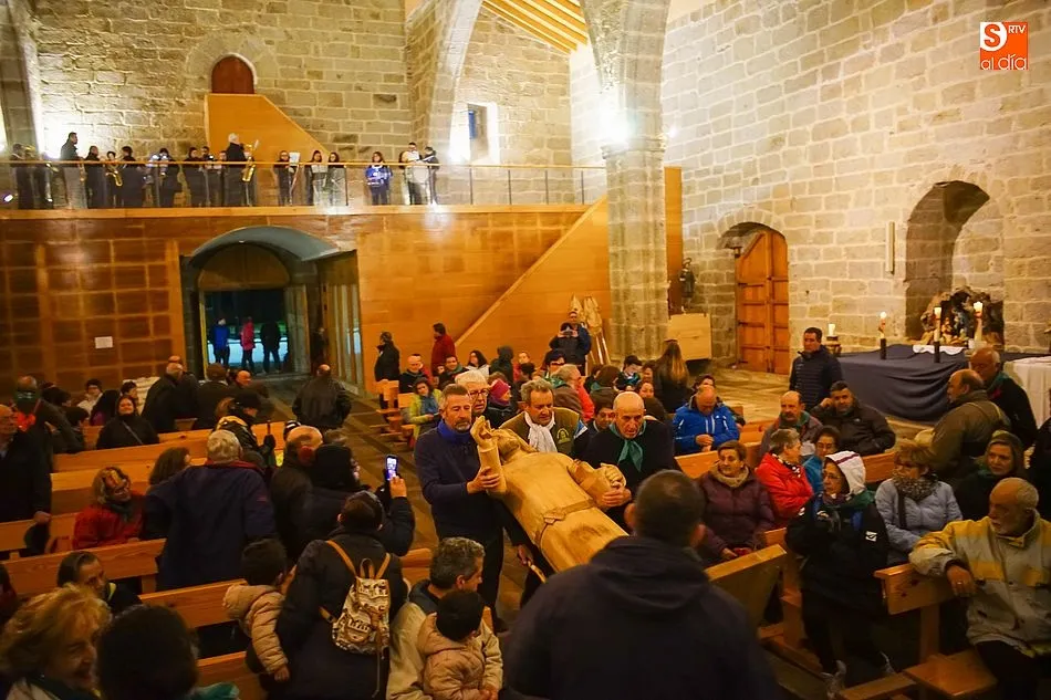 Una a una, las tallas en madera que recorrieron el XXII Vía Lucis regresaron al altar de la iglesia de Fuenterroble
