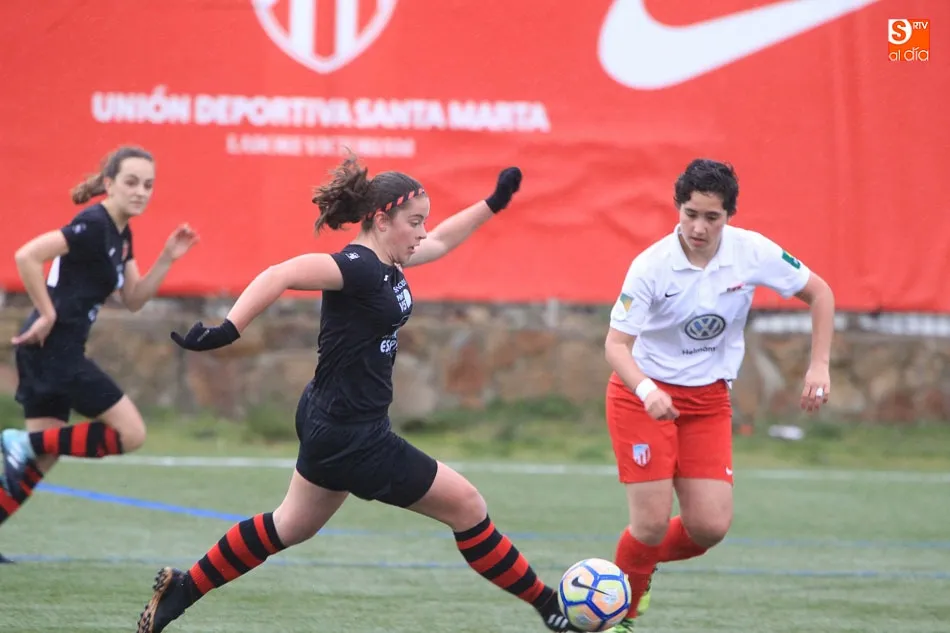 Foto 11 - El Santa Marta se lleva el derbi de la Segunda Femenina y se mantiene como l&iacute;der invicto de la...