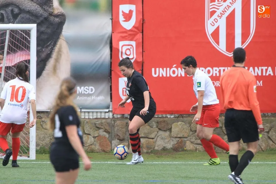 Foto 10 - El Santa Marta se lleva el derbi de la Segunda Femenina y se mantiene como l&iacute;der invicto de la...