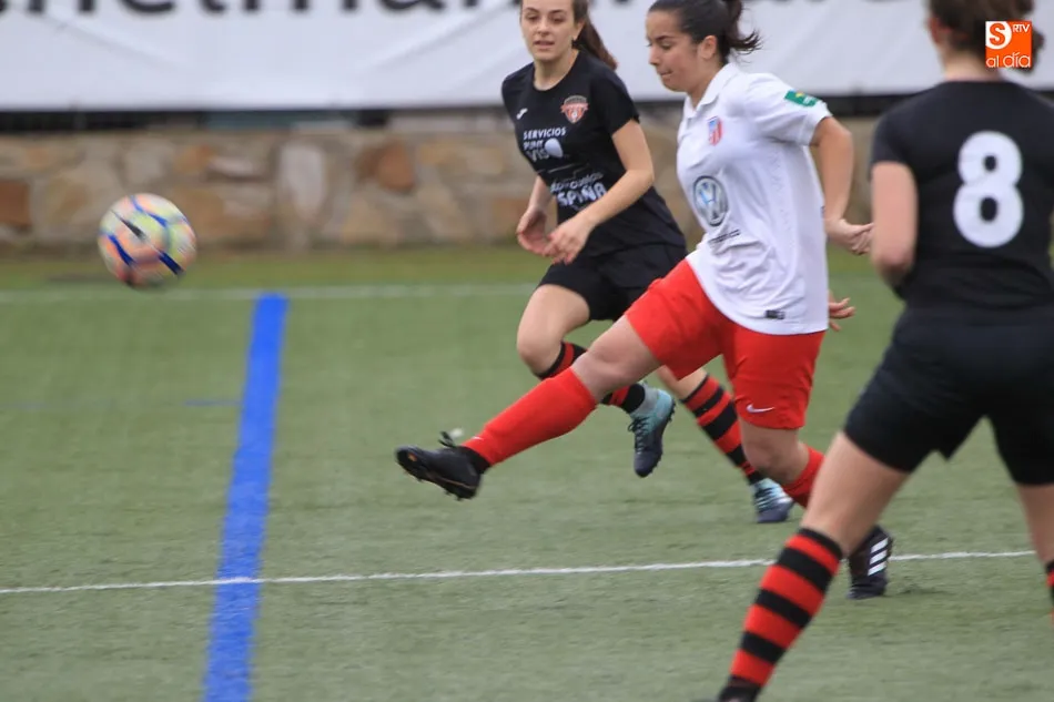 Foto 8 - El Santa Marta se lleva el derbi de la Segunda Femenina y se mantiene como l&iacute;der invicto de la...