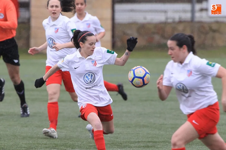 Foto 7 - El Santa Marta se lleva el derbi de la Segunda Femenina y se mantiene como l&iacute;der invicto de la...