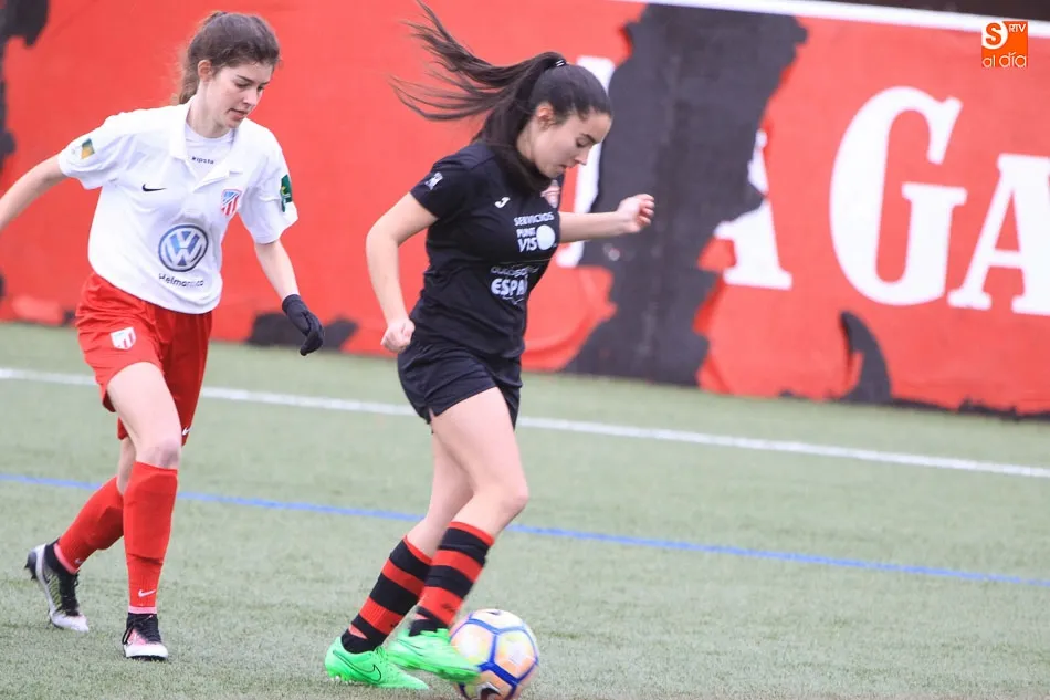 Foto 6 - El Santa Marta se lleva el derbi de la Segunda Femenina y se mantiene como l&iacute;der invicto de la...