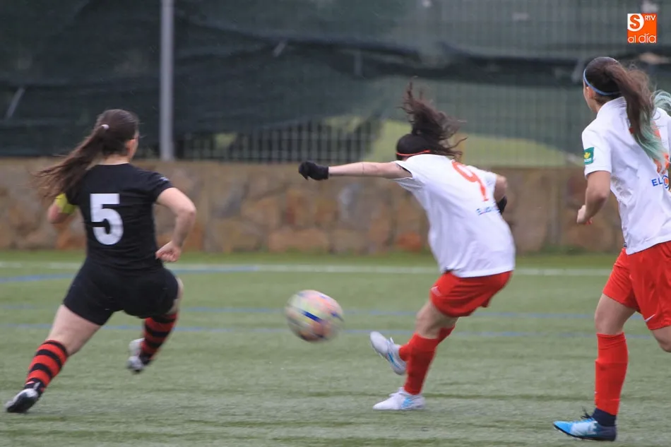 Foto 5 - El Santa Marta se lleva el derbi de la Segunda Femenina y se mantiene como l&iacute;der invicto de la...